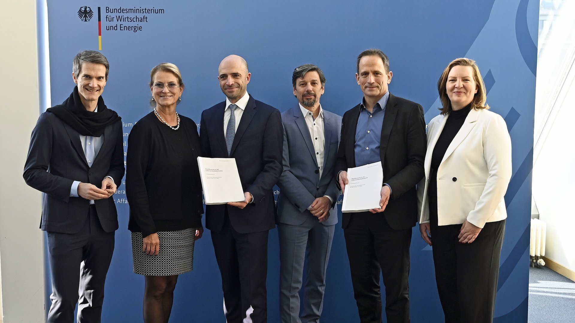 Sondergutachten wird von Mitgliedern der Monopolkommission an Bundeswirtschaftsministerium und Bundeslandwirtschaftsministerium übergeben