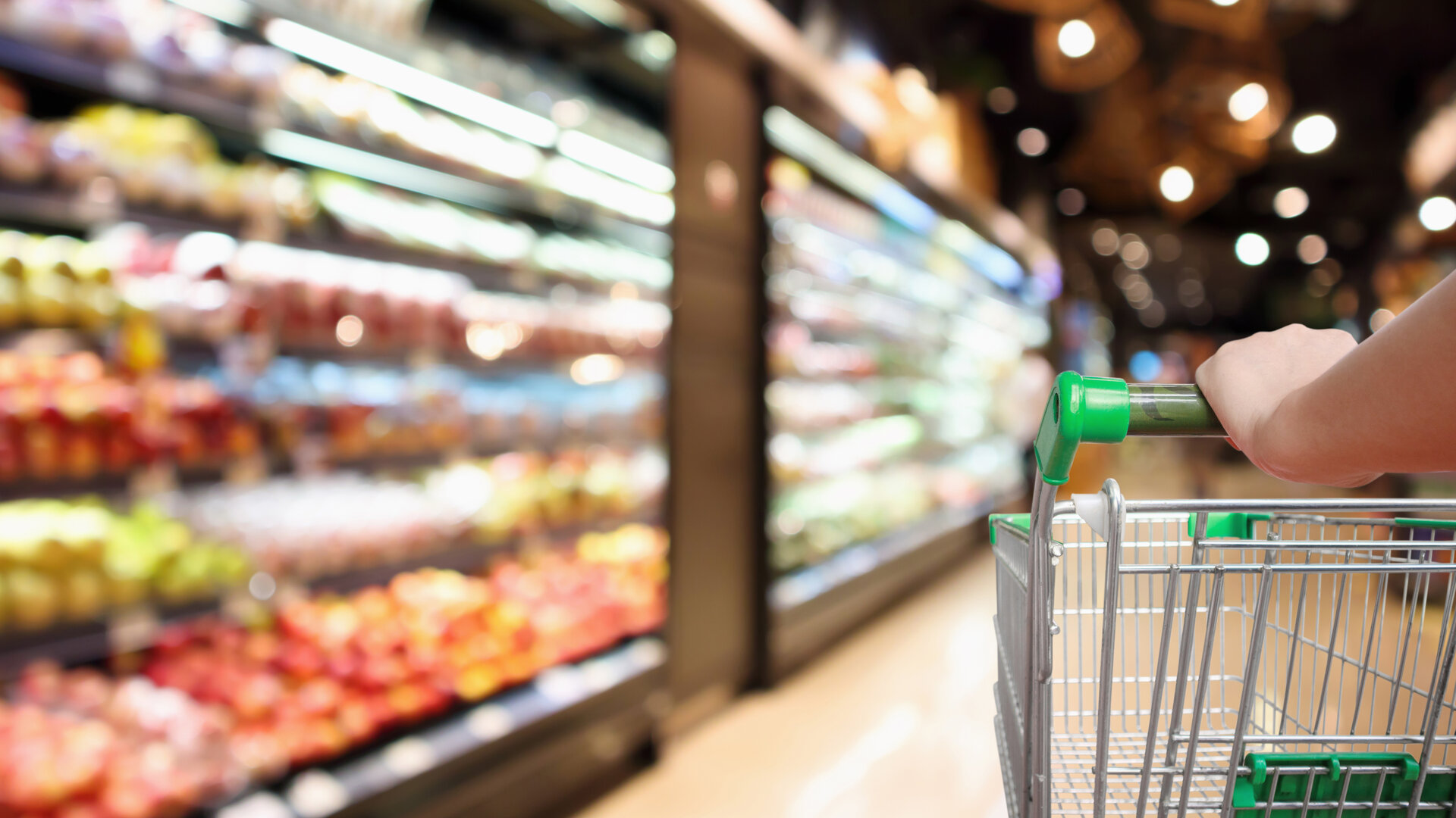 Einkaufswagen im Gang eines Supermarktes