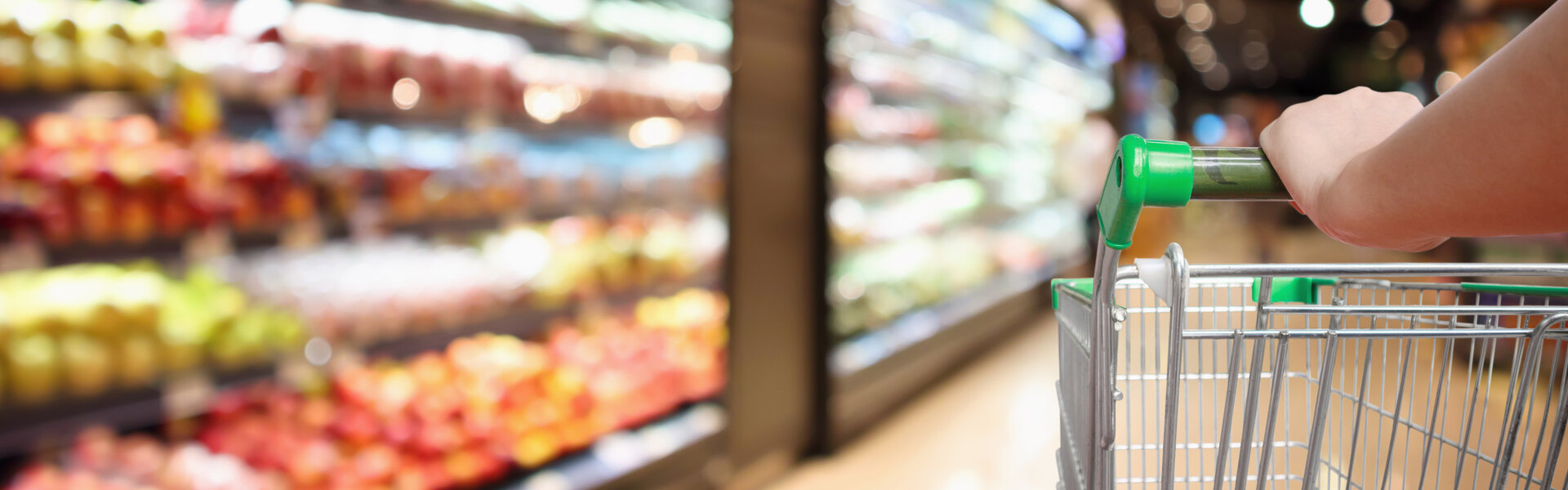 Einkaufswagen im Gang eines Supermarktes