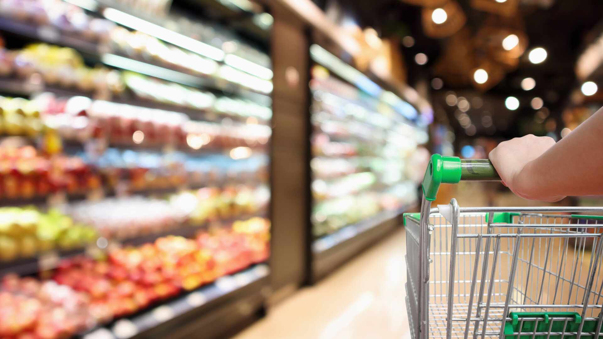Einkaufswagen im Gang eines Supermarktes
