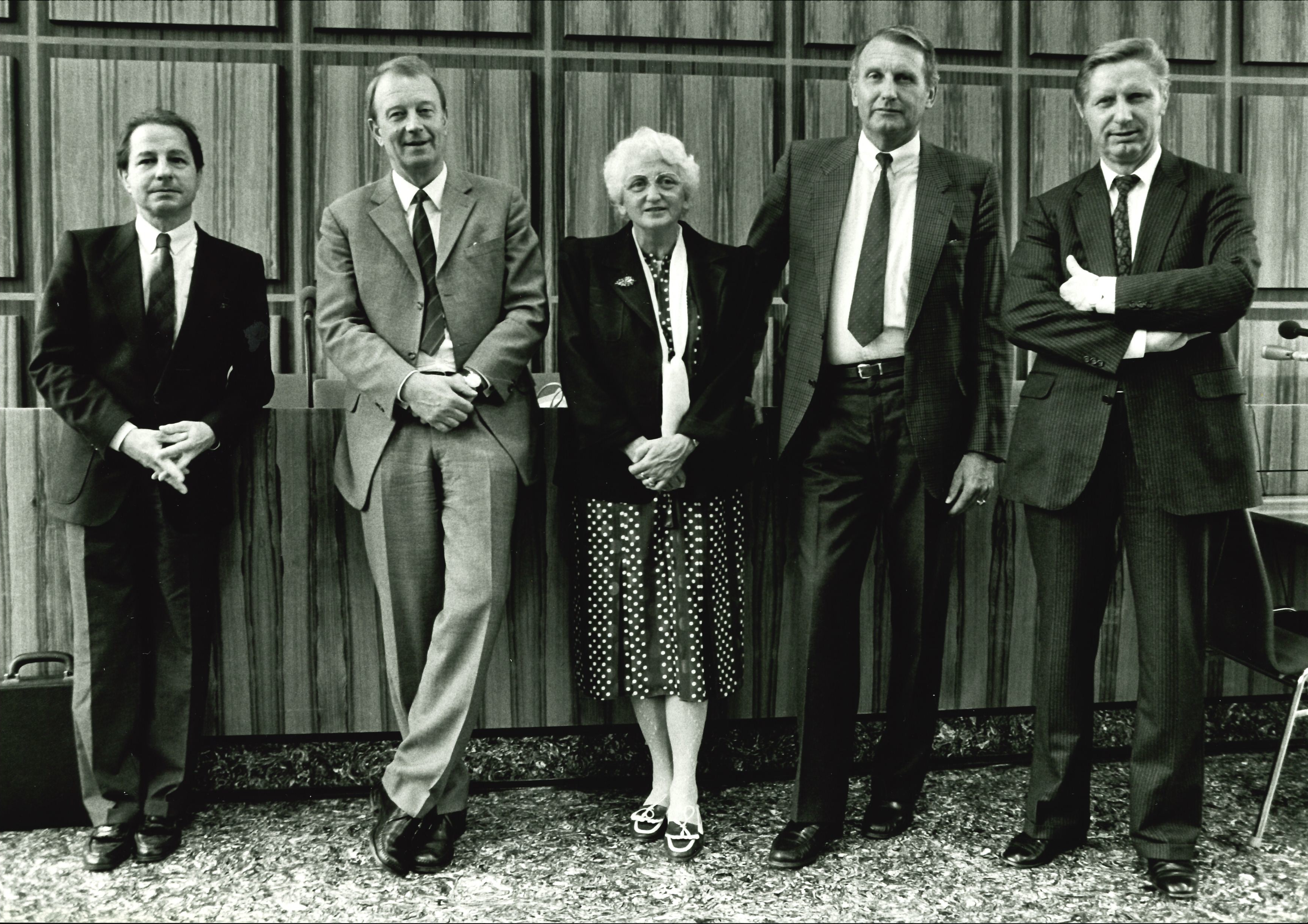 Pressekonferenz zur Übergabe des sechsten Hauptgutachtens am 08.07.1986 an Bundeswirtschaftsminister Dr. Martin Bangemann: v.l.n.r. Vorsitzender Ulrich Immenga, Erhard Kantzenbach, Anne-Rose Iber-Schade, Wolfgang Herion, Josef Murawski