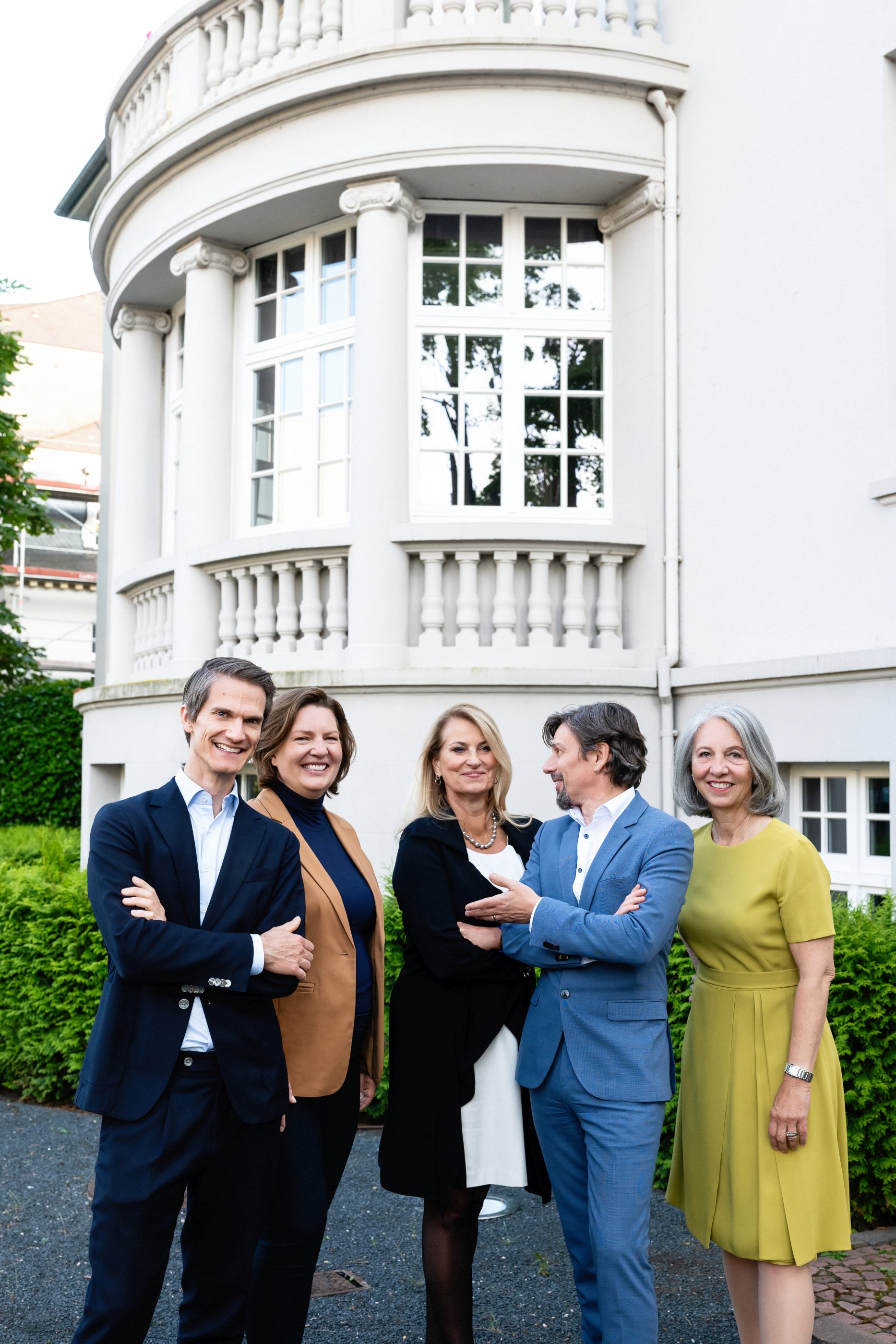 Gruppenfoto der 5 Kommissionsmitglieder: Rupprecht Podszun, Constanze Buchheim, Dagmar Kollmann, Tomaso Duso, Pamela Knapp